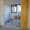 De opening in de woonkamerwand wordt dichtgemaakt en voorzien van een deurkozijn